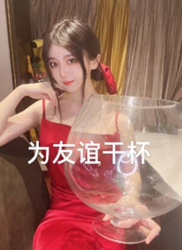 呆妹儿拿酒杯罩头上？水友评论：阿呆越来越好看了