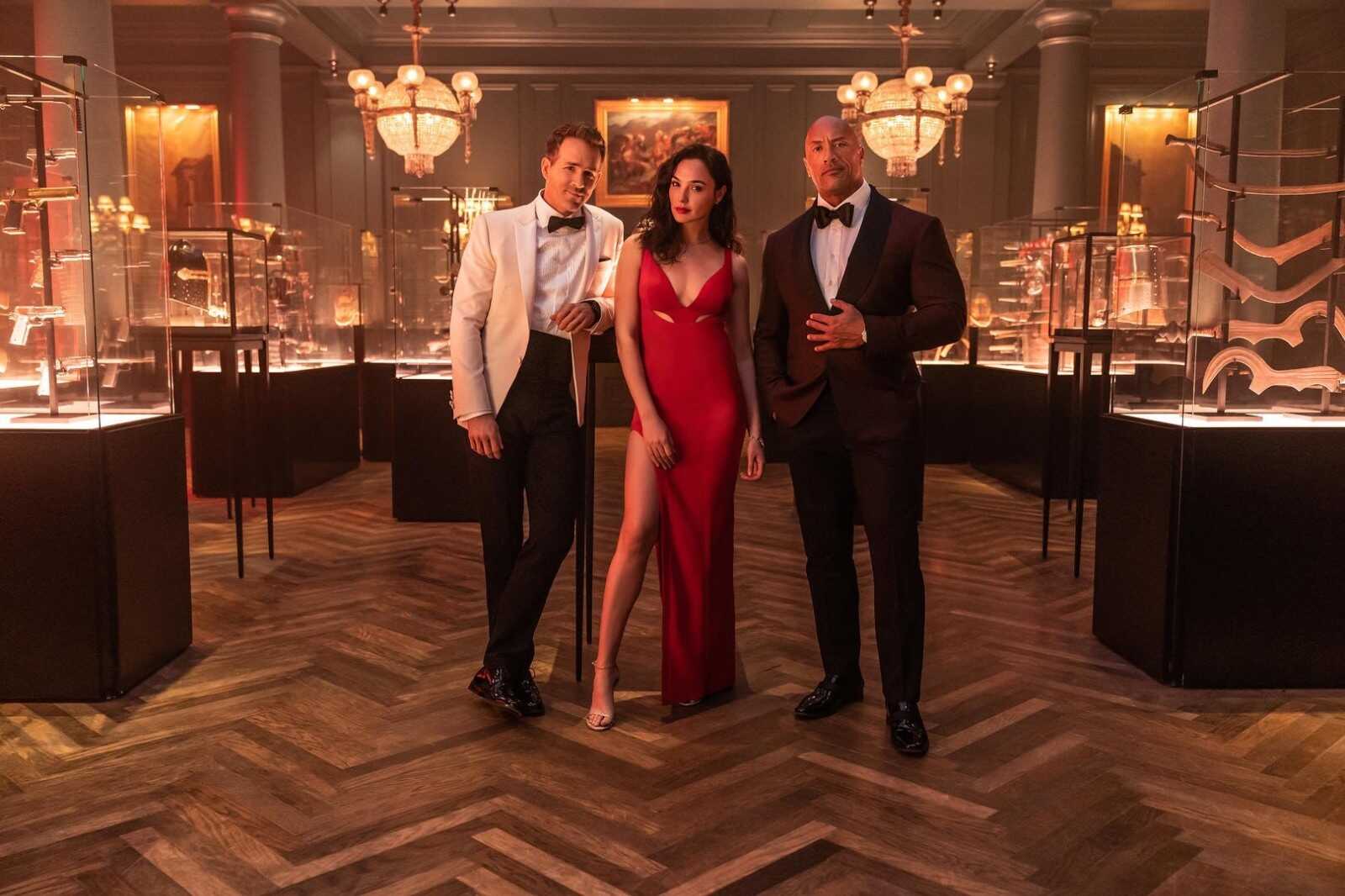 强森盖尔加朵《红色通缉令》新剧照 11月12日上映