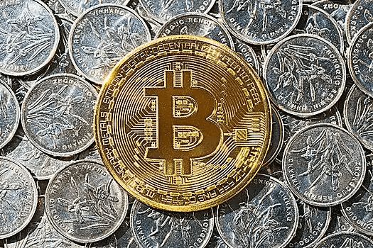 PEPE币重磅登陆交易平台-上市首日表现究竟怎样