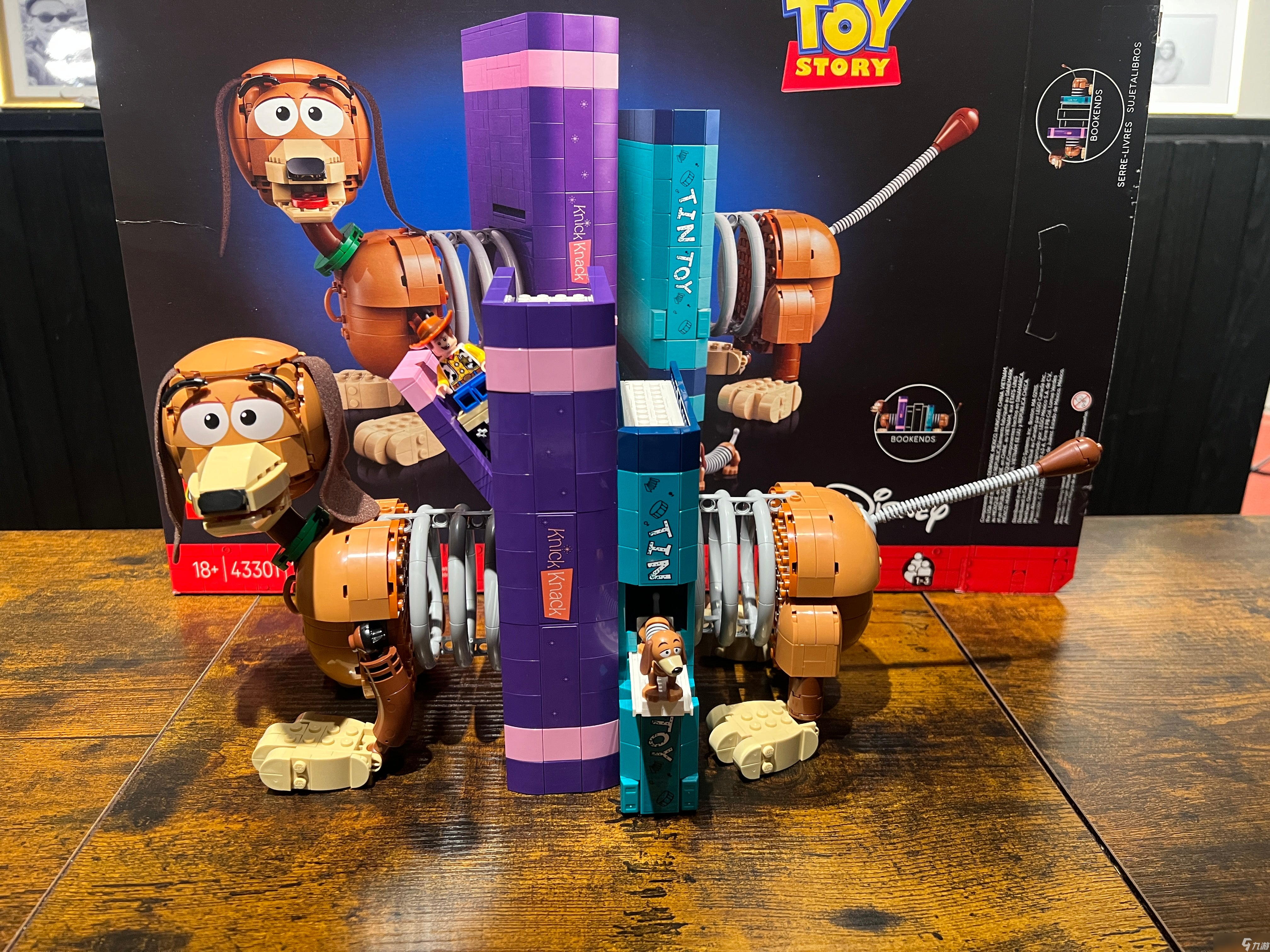 我们拼搭了乐高 Toy Story 弹簧狗书立:既有趣又实用