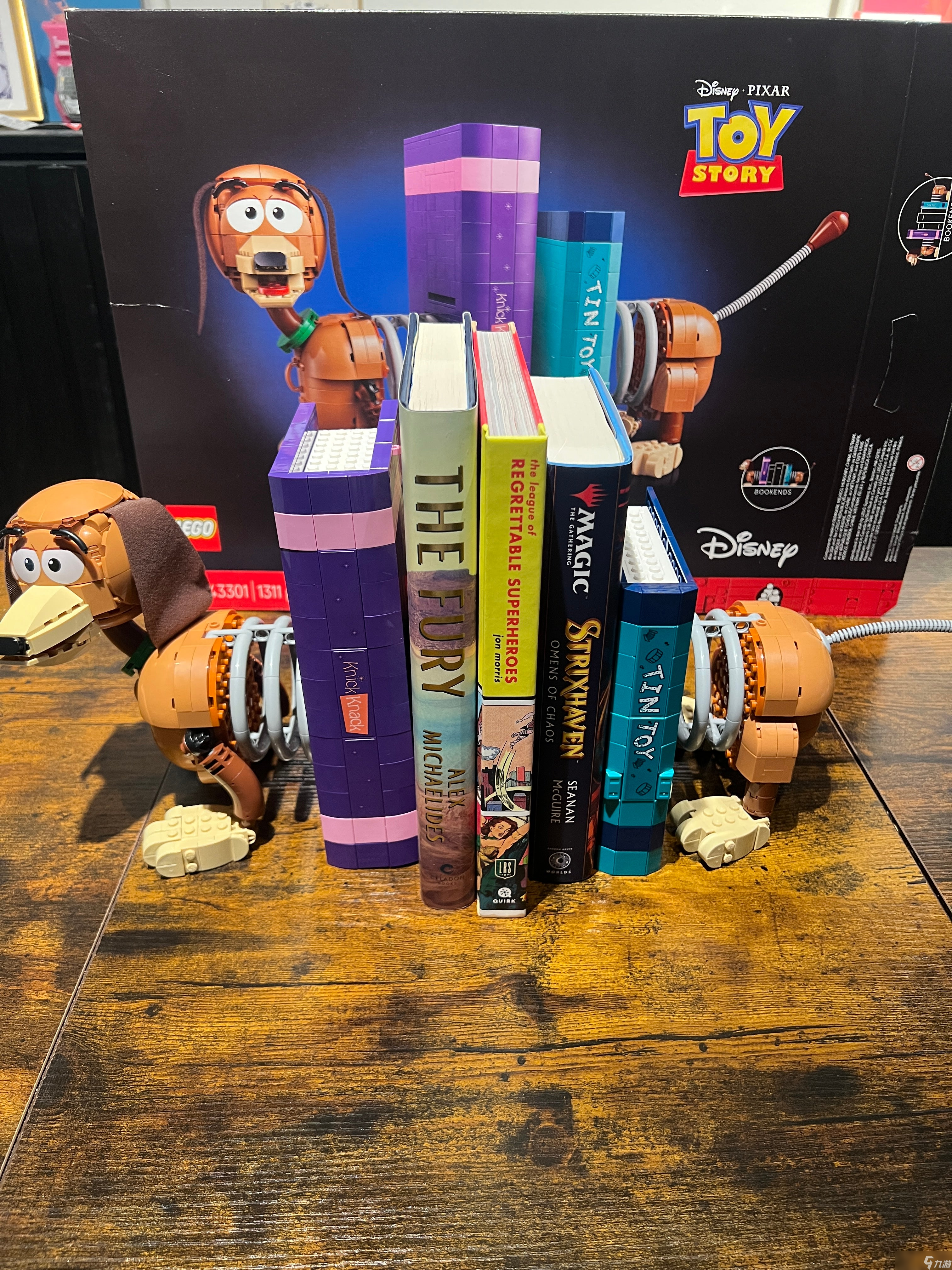 我们拼搭了乐高 Toy Story 弹簧狗书立:既有趣又实用