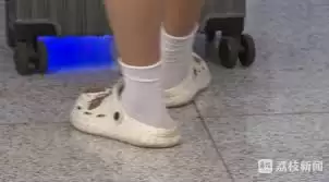 乘自动扶梯时哪种鞋有安全隐患