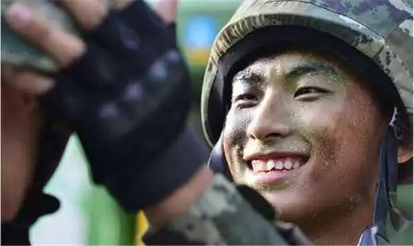装甲前线高温战争 烈日下的坦克兵如何生存