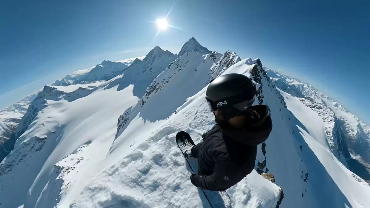 极限单板滑雪者 FPV 雪崩追击