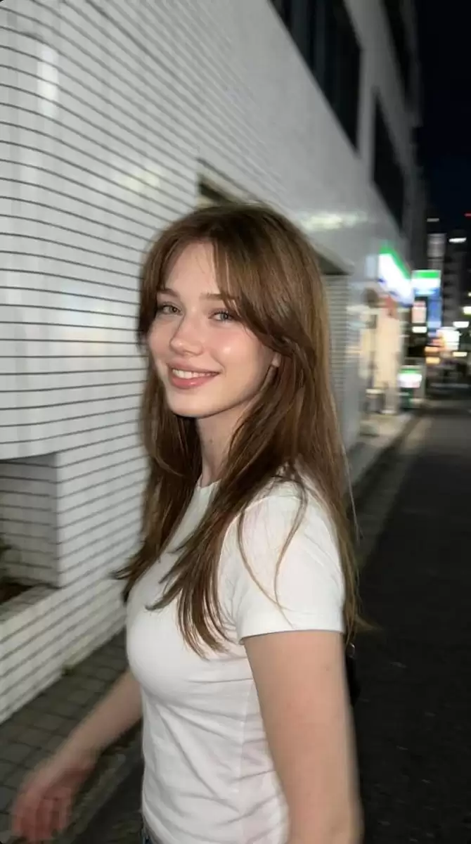 东京街头手机夜景抓拍风格照片
