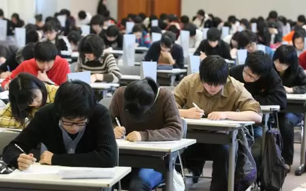 ChatGPT成8岁娃导师:外国家长们慌了