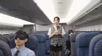 正惊GIF：必须点赞！超美空姐服务如此周到 小伙直接害羞脸红