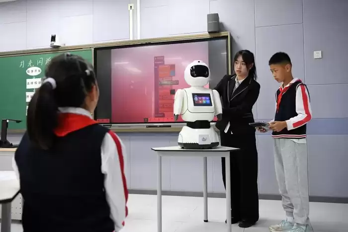 消费与市场:政策赋能加速AI教育落地 人机协同重塑教育教学新范式