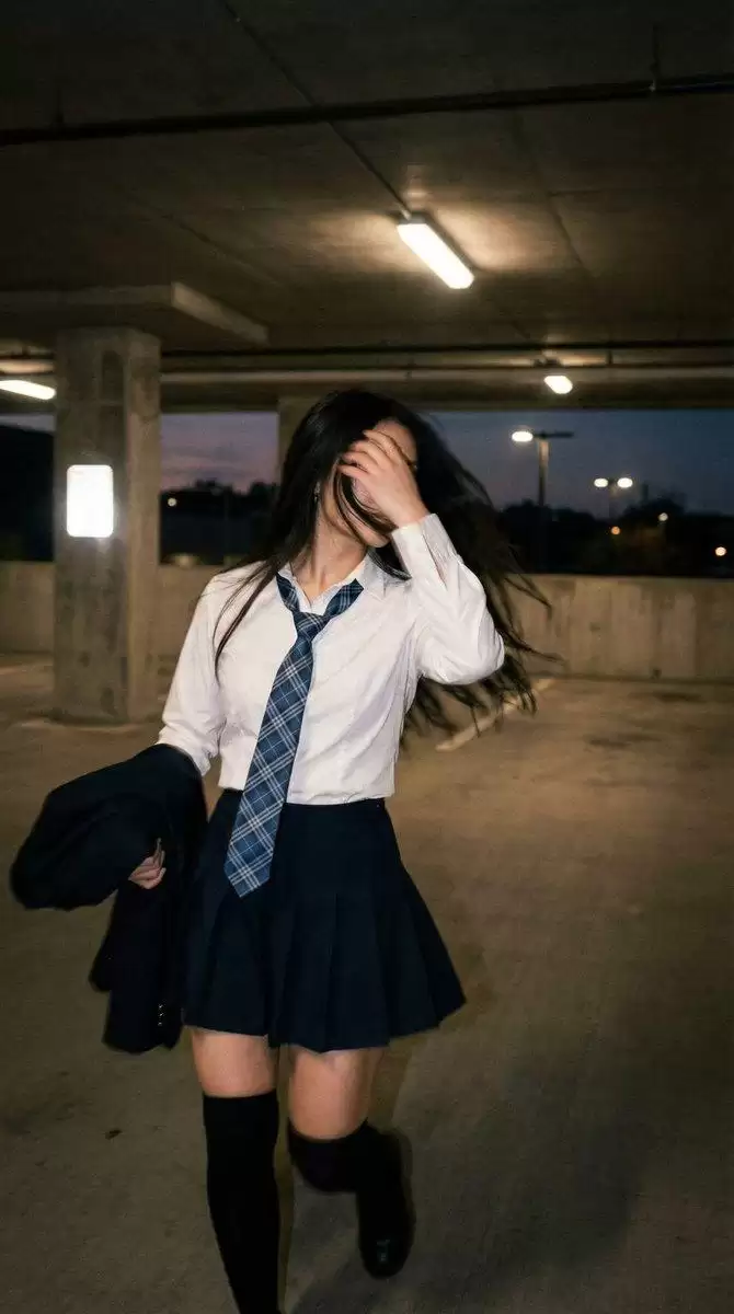 女学生停车场电影感摄影