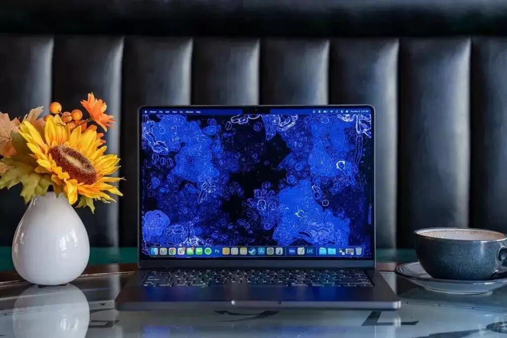 别急着买新 MacBook : 苹果还藏着 AI 时代杀手锏