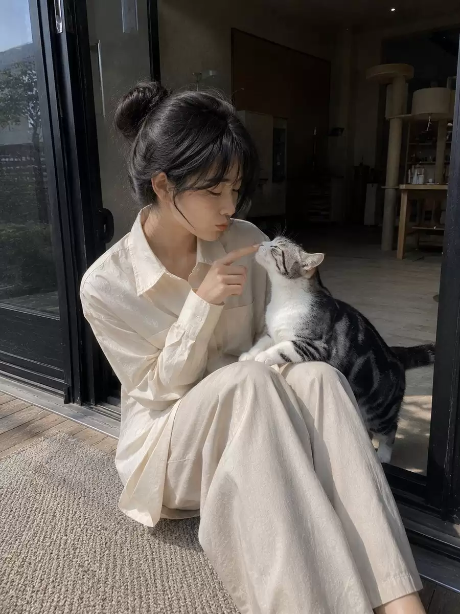 主人与猫咪的自然风手机人像