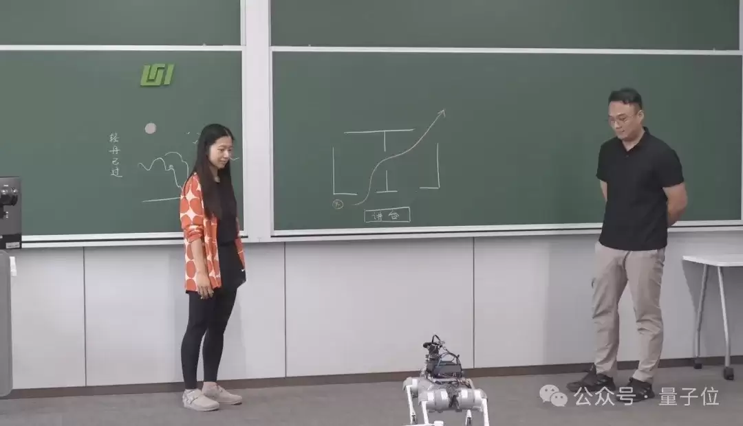 机器狗指挥人类用天平称重！清华现场演示：无脚本:任务随机:观众即兴出题