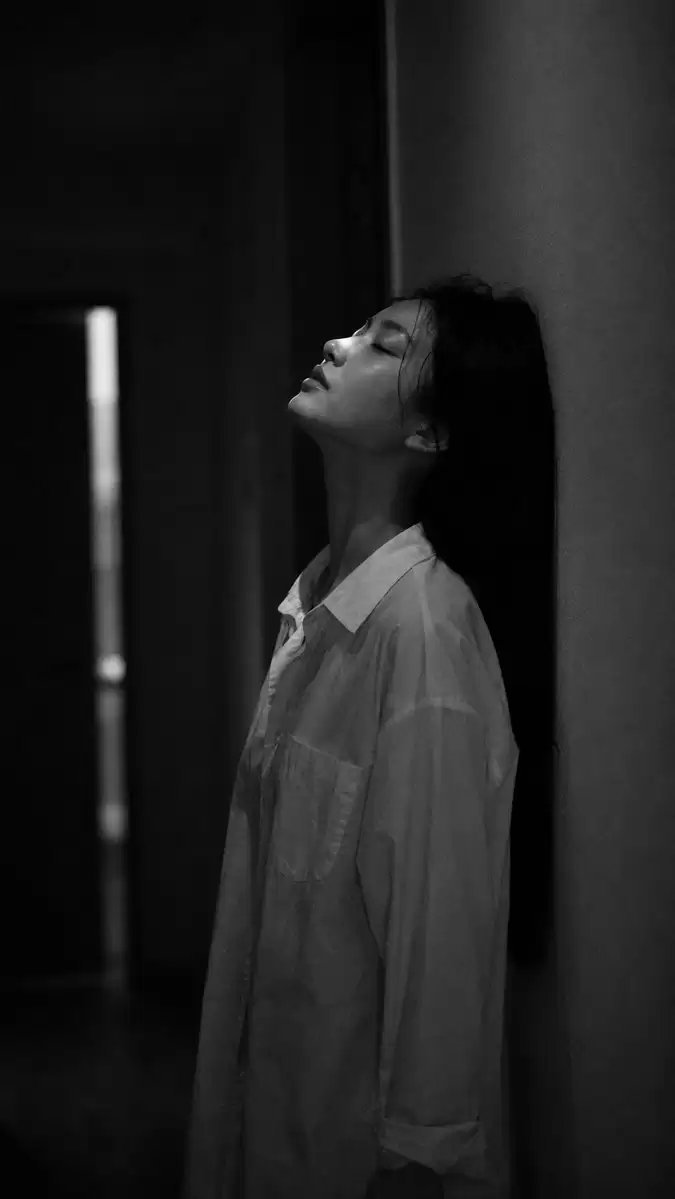 黑白公寓人像低调
