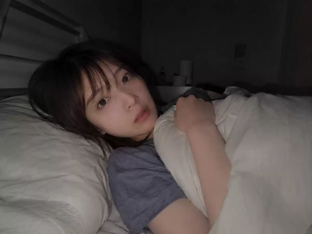 幽暗卧室睡前剪影