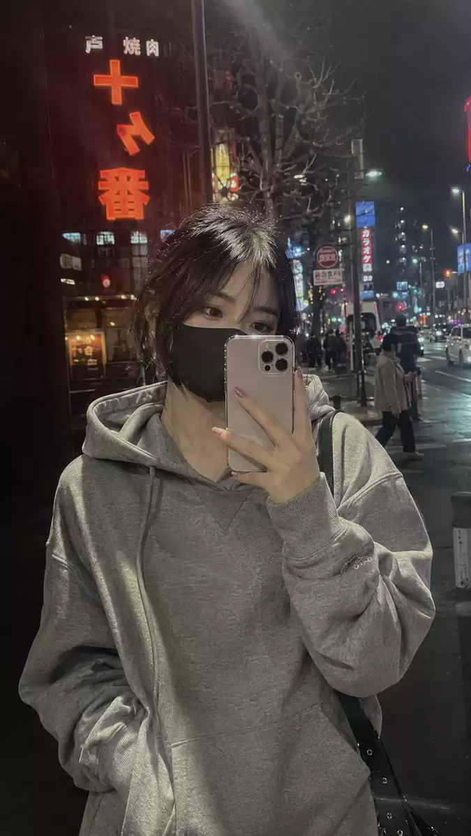霓虹雨夜连帽衫自拍