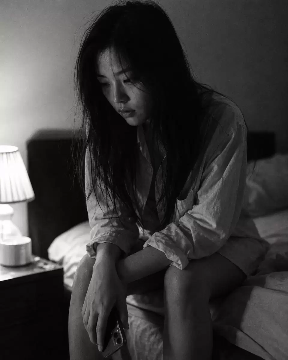 卧室纪实黑白肖像
