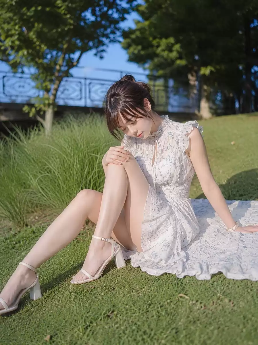 夏季公园里优雅日本女性肖像