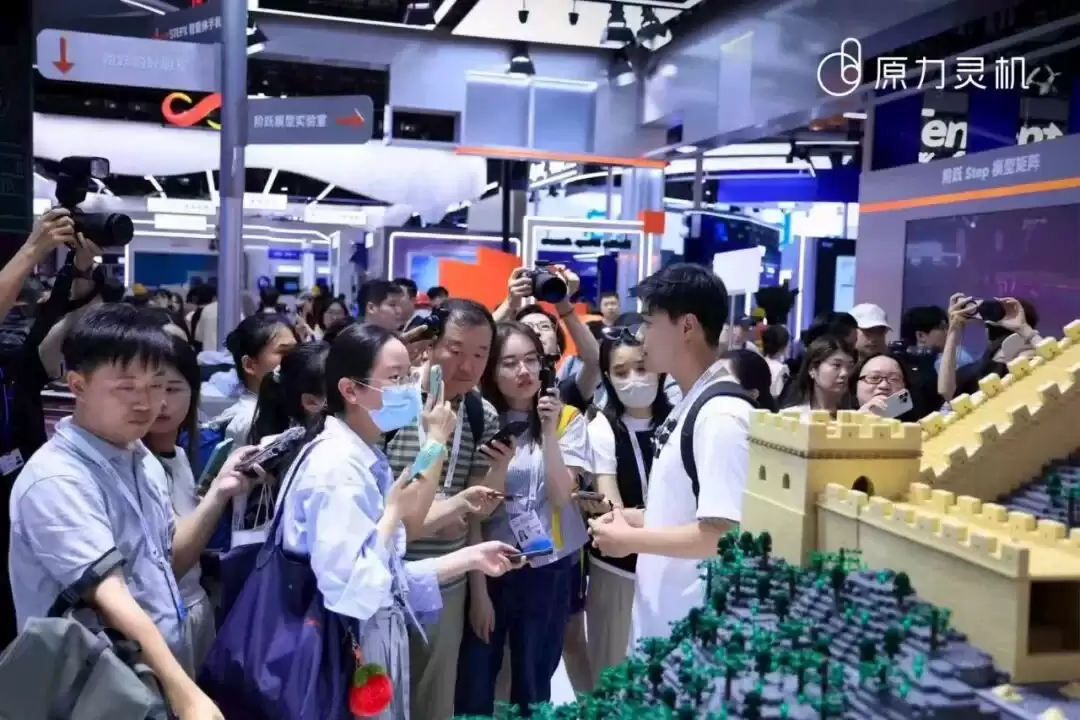 WAIC机器人搭长城积木火爆展区：这才是VLA+WM的最佳用法