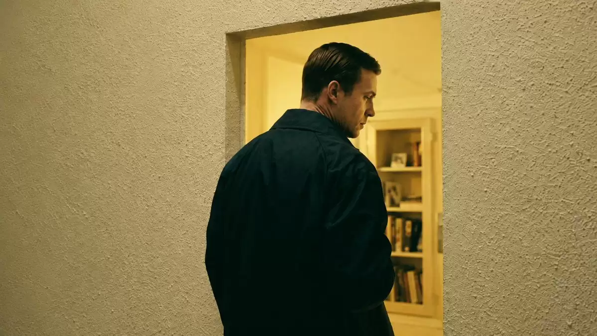 电影感：门前的男人