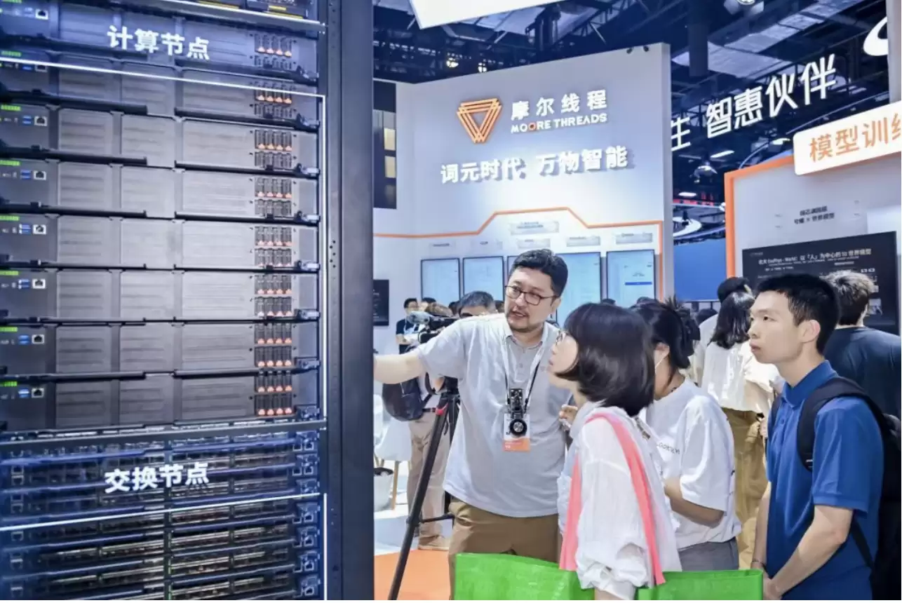 WAIC 2026｜摩尔线程MTT C256超节点亮相 首创一层Scale-up网络256卡全互联