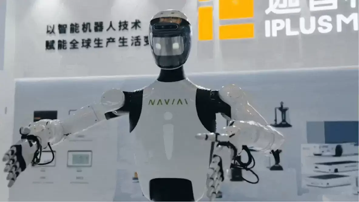 浙江人形现身 WAIC：具身智能推动 NAVIAI 与 AMR 完成集群调度作业