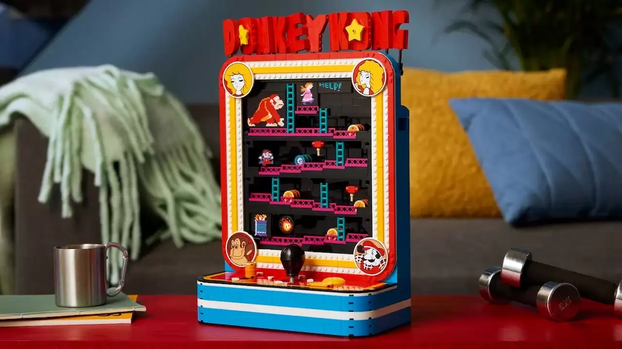 我们近距离观察了 SDCC 2026 现场的乐高 Donkey Kong 街机套装