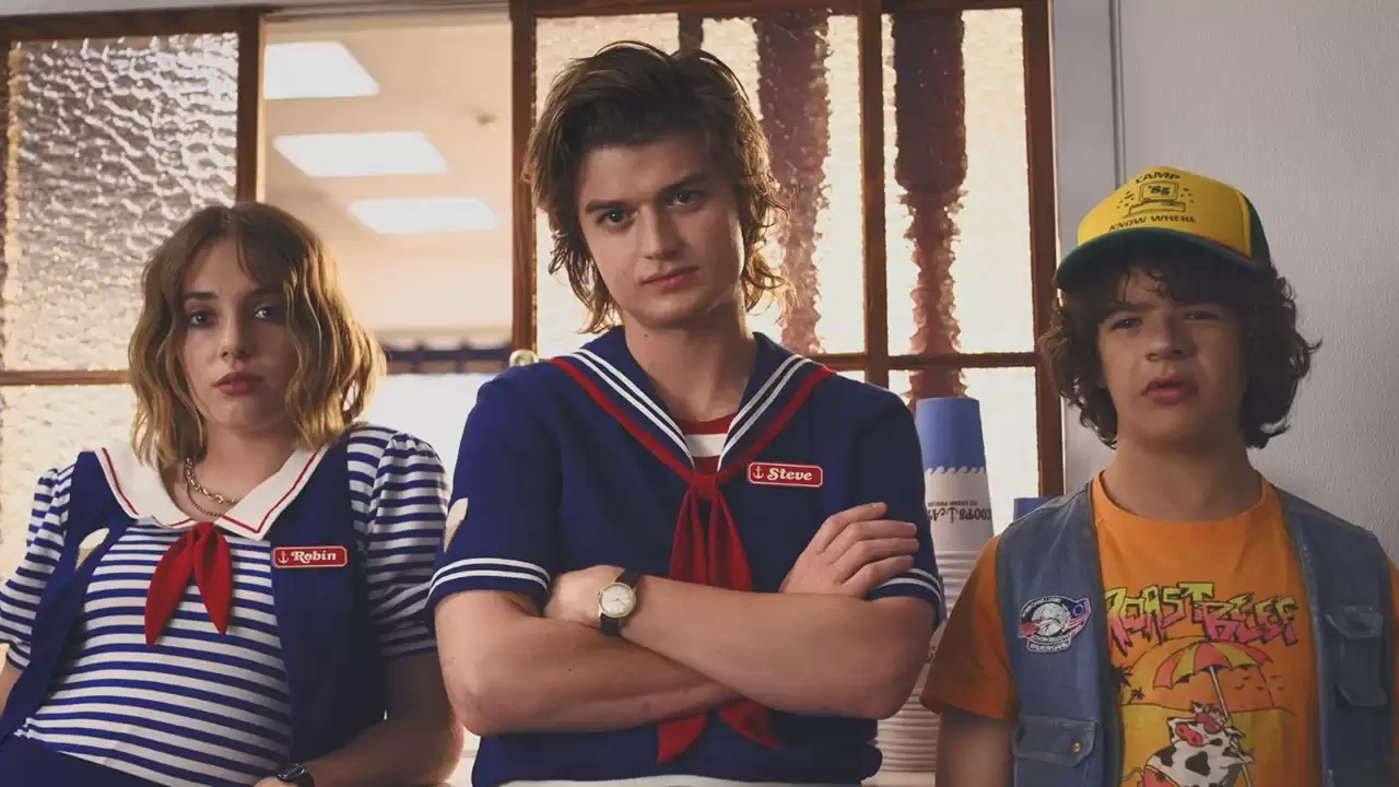 《Stranger Things》主创专门补拍了半天：只为渲染斯蒂夫的假死戏份