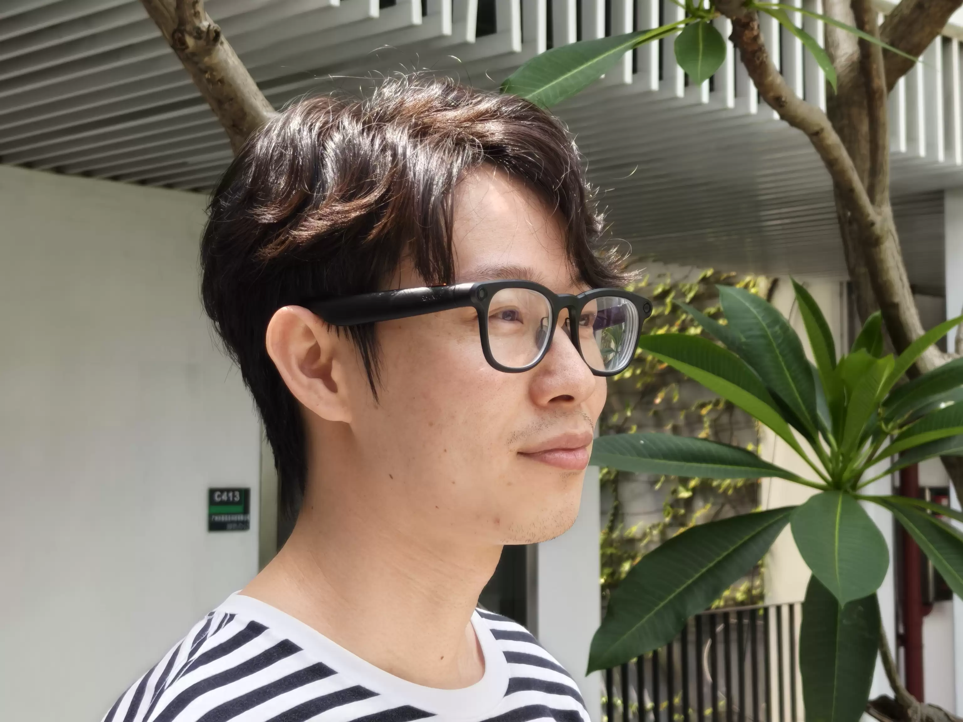 戴了几天雷鸟V4我发现，AI眼镜真正的短板不再是硬件，而是AI