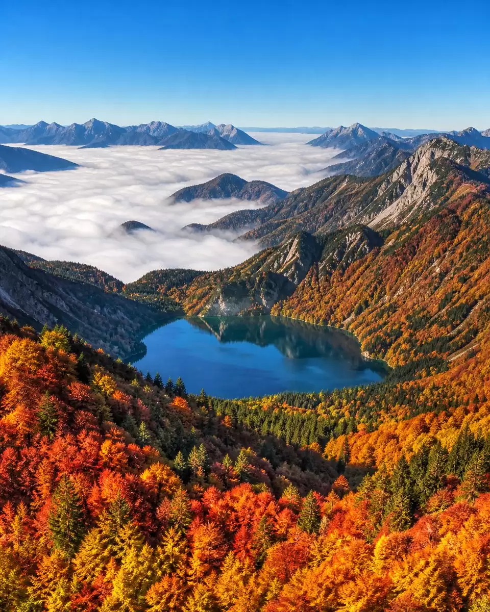 秋季高山湖泊全景