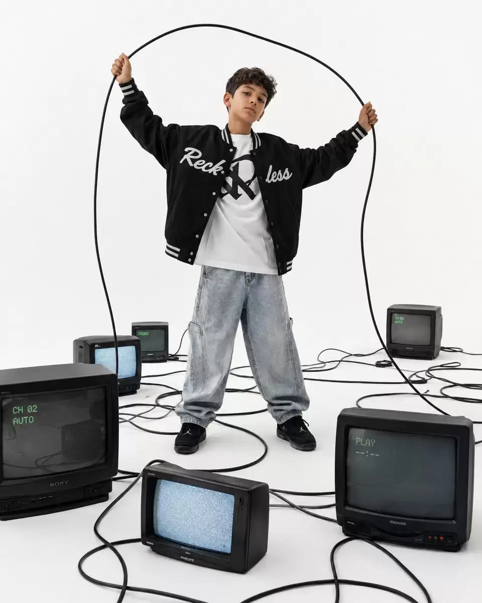 Streetwear提示词怎么写-镜头角度和画面氛围